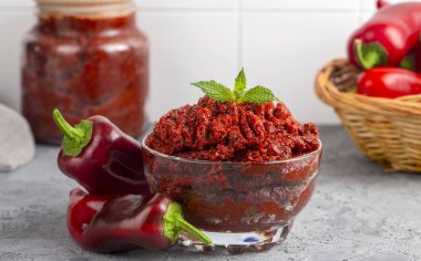 Türk tarzı biber ezmesi (biber salcasi)