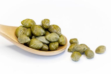 Beyaz arka planda izole edilmiş alcaparrones Capers turşusu