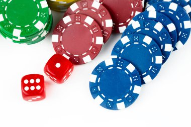 As kırmızı zarla kağıt oynuyor. Kumarhane ve kumar konsepti ve poker fişleri.