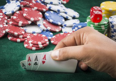 As kırmızı zarla kağıt oynuyor. Kumarhane ve kumar konsepti ve poker fişleri.