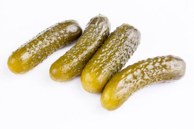 Lezzetli marine edilmiş salatalık turşusu, beyaz arka planda izole edilmiş.