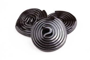 Beyaz arka planda meyan kökü şekeri