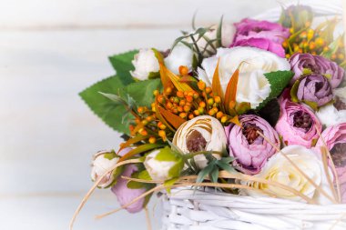 Beyaz arkaplanda yapay çiçekler