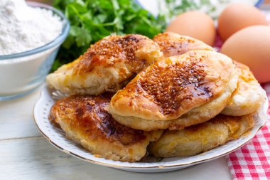 Geleneksel lezzetli el yapımı Türk hamur işi peynirli hamur işi (Türkçe adı: pogaca))