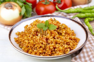 Tabakta domates sosu bulunan geleneksel Türk bulgur pilavı (Türkçe adı; meyhane pilavi))