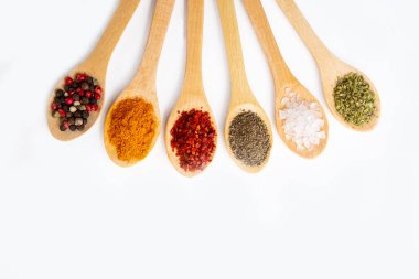 Çeşitli baharatlar, çeşitli otlar ve baharatlar.