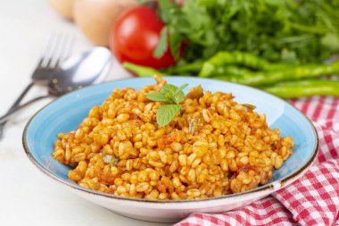 Tabakta domates sosu bulunan geleneksel Türk bulgur pilavı (Türkçe adı; meyhane pilavi))