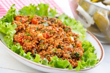 Geleneksel lezzetli Türk yemekleri: bulgur salatası (kisir)
