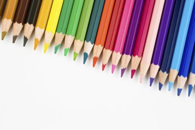 Beyaz arka plan üzerinde izole renkli kalemler