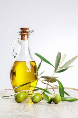 Yeşil taze zeytin ve zeytinyağı izole.