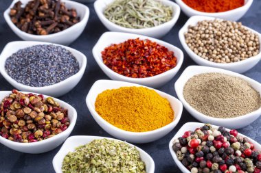 Çeşitli baharatlar, çeşitli otlar ve baharatlar.