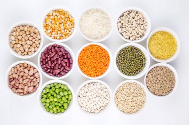Beyaz arka planda izole edilmiş karışık kuru baklagiller ve tahıllar, üst görünüm