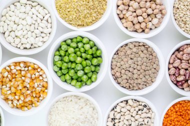 Beyaz arka planda izole edilmiş karışık kuru baklagiller ve tahıllar, üst görünüm