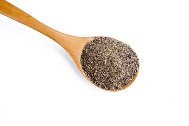 Beyaz arka planda kara biber tozu