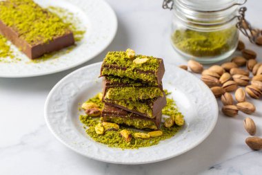 Dubai çikolatası, şam fıstığı ezmesi ve kunefe ile dolu sütlü çikolata..