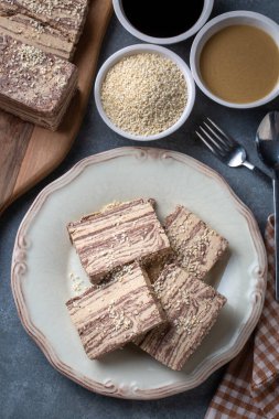 Susamlı helva tatlısı ve beyaz üzerine kakao. Türkçe isim; helva
