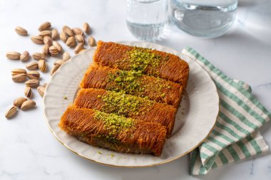 Türkiye 'nin ünlü burma kadayif tatlısı şam fıstıklı..