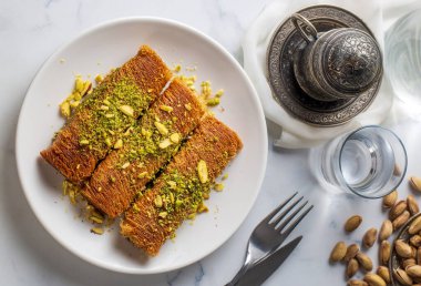 Türkiye 'nin ünlü burma kadayif tatlısı şam fıstıklı..