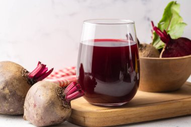 Bir bardak taze pancar suyu ve sebze..