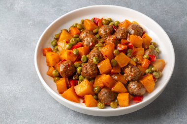 Geleneksel Türk mutfağından; buna patates, köfte ve havuçlu çiftlik köftesi deniyor. Türkçe adı: Ciftlik Kofte.