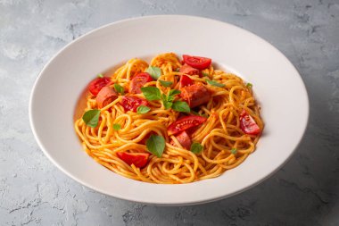 Sosisli makarna - ahtapot spagetti- Türk adı; sosisli spagetti