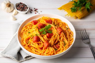 Sosisli makarna - ahtapot spagetti- Türk adı; sosisli spagetti