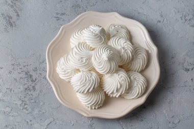 Kremalı pasta geleneksel bir Fransız tatlısıdır. Şekerden ve pişmiş yumurtadan yapılan tatlı beyaz krema..