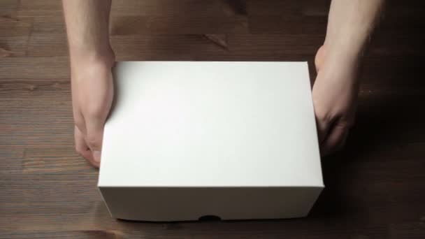 Kek bir kutu açılış eller — Stok video