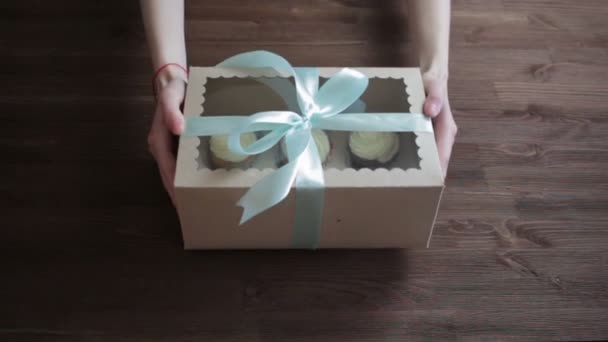 Manos de mujer dando regalos. Presente hecho de cartón reciclado y cinta — Vídeos de Stock
