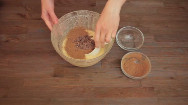 Женщина готовит кексы на кухне смешивает ингредиенты — стоковое видео