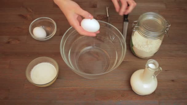 Разбивание яиц на кухне — стоковое видео