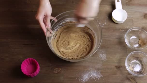 4 k gyorsított főzés Muffin hozzáadása és a keverés csokoládé, kakaó. Űrlapok kitöltése — Stock videók