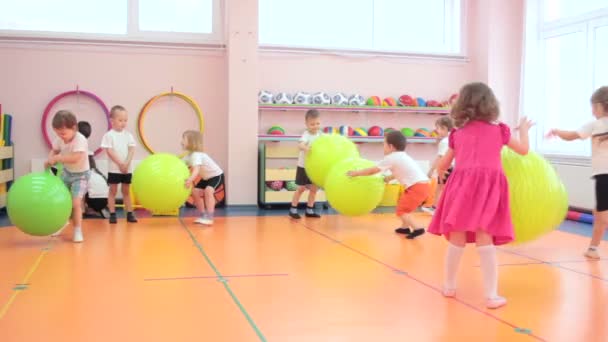 Çocuklar eğleniyor anaokulunda grup — Stok video