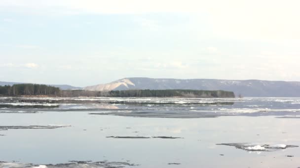 4k Time-lapse Dérive de glace sur la rivière. Au printemps, la glace flotte sur la rivière — Video