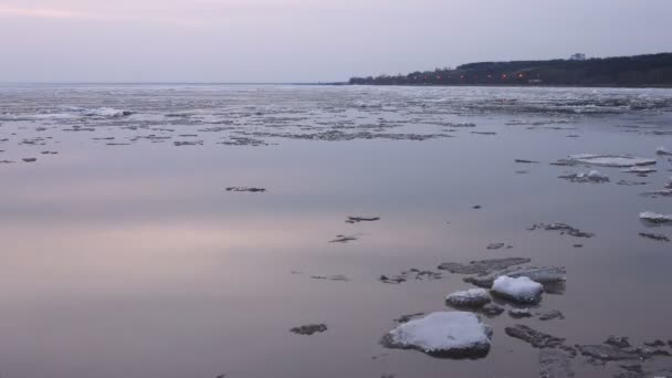 4k Time-lapse serata Ghiaccio deriva sul fiume. In primavera il ghiaccio galleggia — Video Stock