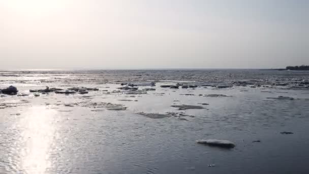 4k Time-lapse πάγου παρασύρει στις όχθες του ποταμού. Την άνοιξη, ο πάγος επιπλέει στις όχθες του ποταμού — Αρχείο Βίντεο