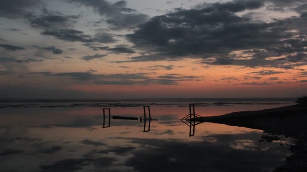 4k schöne abstrakte Zeitraffer nach Sonnenuntergang am Ufer des Flusses. Frühling — Stockvideo