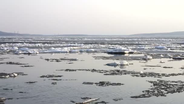 4 k コマ氷川のドリフトします。春に氷が川に浮かぶ — ストック動画