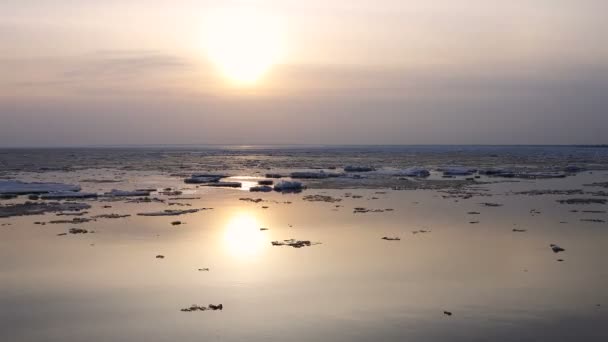 4k Zeitraffer-Sonnenuntergang. Eisverwehungen auf dem Fluss. im Frühling schwimmt das Eis — Stockvideo