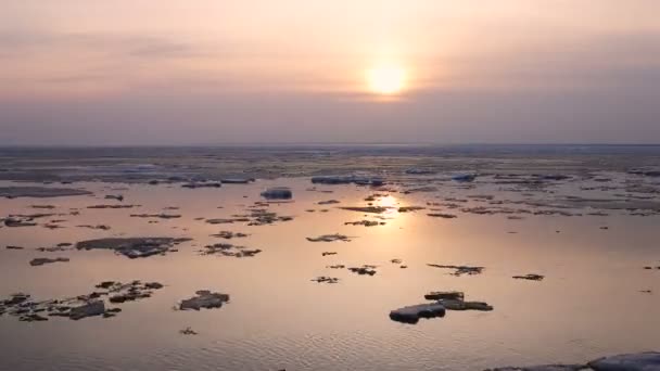 4 k 延时日落。在河上的冰漂移。在春天冰浮在水面上 — 图库视频影像