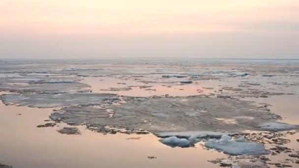 4 k Time-lapse večer ledová tříšť na řece. Na jaře LED plave — Stock video