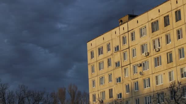 4k lapso de tempo de nuvens de tempestade se movendo rapidamente no gueto — Vídeo de Stock