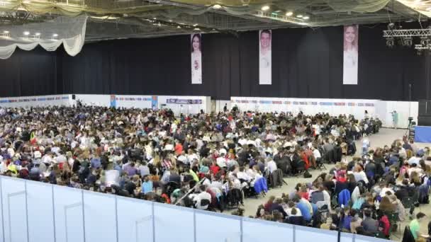 RUSSIE, TOGLIATTI 27 AVRIL 2016 : 4k Time-lapse Beaucoup de gens assis à la table à l'intérieur . — Video