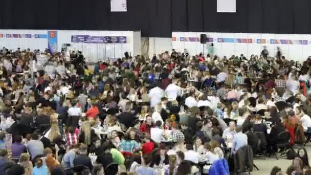 Russland, togliatti 27 april 2016: 4k-zeitraffer viele menschen sitzen drinnen an den tischen. — Stockvideo