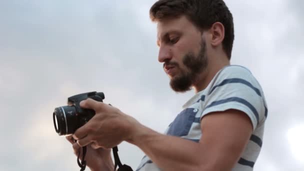 Fotoğrafçı kamera açık ile iş yerinde — Stok video