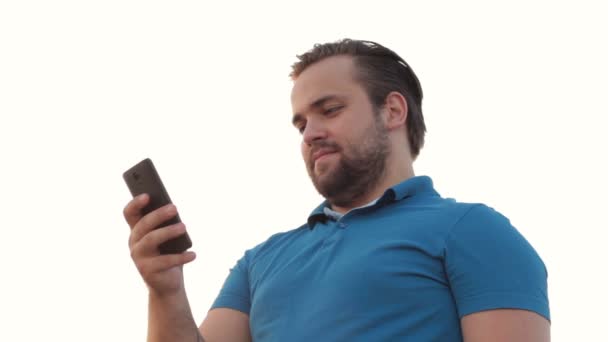 Усміхнений бородатий чоловік використовує телефон — стокове відео