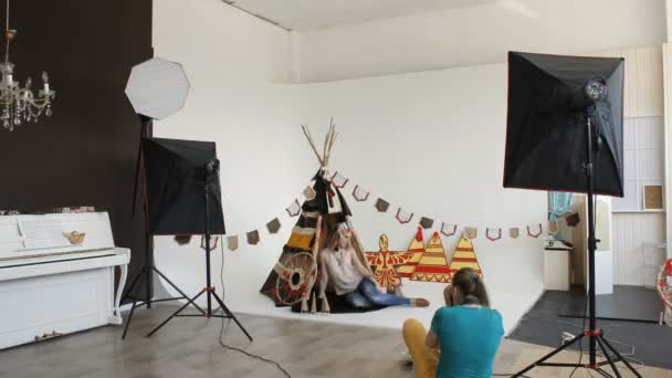Model Kızılderili çadırı poz — Stok video