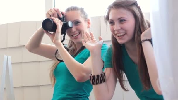 Neşeli genç fotoğrafçı ve Yardımcısı çocuk fotoğraf oturumu sırasında eğlenceli — Stok video