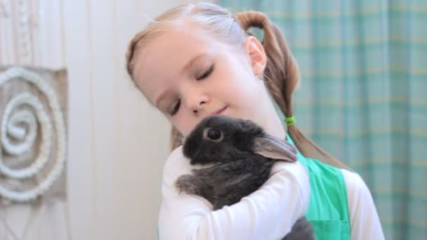 Girl with rabbit posing during photo session — Stock Video