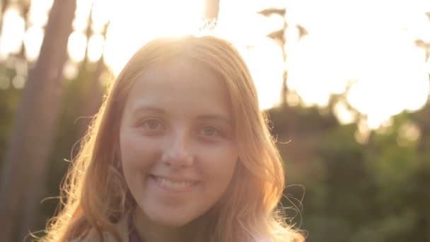 Encantadora jovencita sonriendo a la cámara — Vídeos de Stock